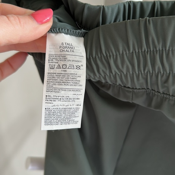 Old Navy Dark Green SleekTech Cargo Pants Size Small Tall - Picture 7 of 9